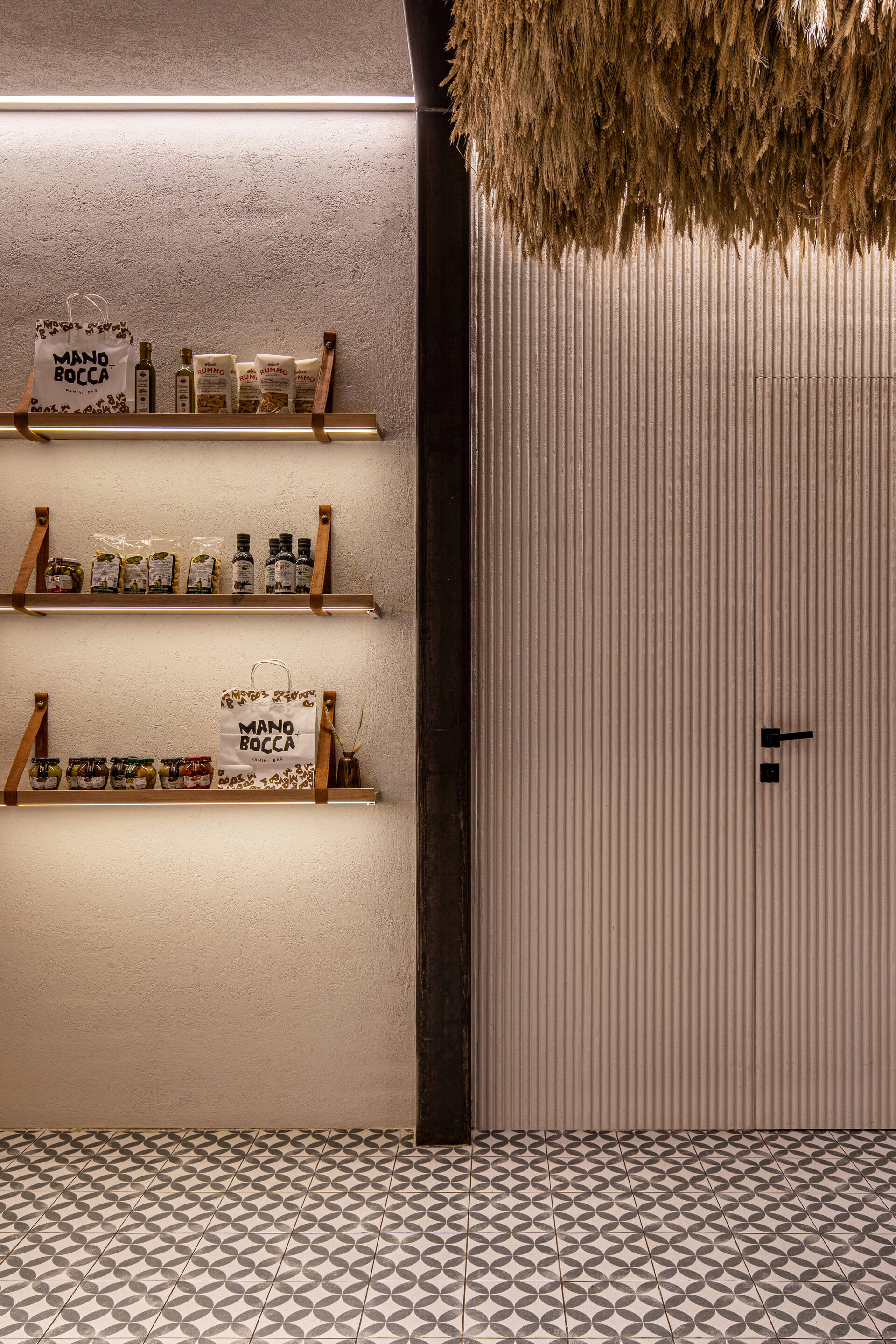 Raft interior Mano+Bocca cu produse della casa